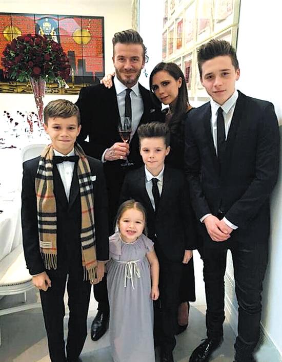 贝嫂在vk上晒出了一张全家福