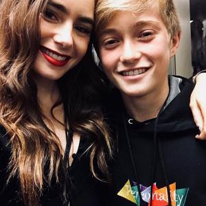 莉莉柯林斯的VKontakte主页(@lilyjcollvk)