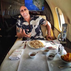 道恩-强森(巨石强森)therock的VKontakte主页有什么看？