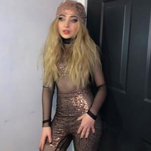 萨布里纳木匠的VKontakte主页(@sabrinacarpenter)