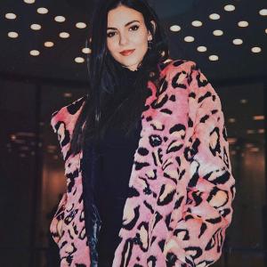 维多利亚正义的VKontakte主页(@victoriajustice)