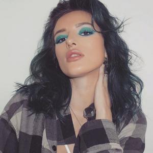 BELLA的VKontakte主页(@bellathorne)