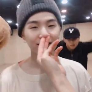 韩国防弹少年团BTS的成员SUGA 슈가的VKontakte主页(@yoongibts)