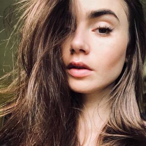 莉莉·柯林斯VKontakte