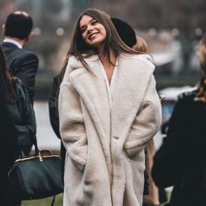 海莉·斯坦菲尔德VKontakte